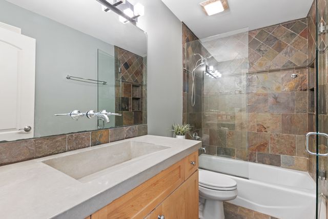 2104 Westover Road, North Aurora, IL 60542