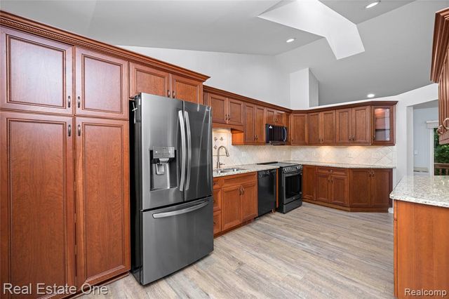 7332 Meadowridge Circle, West Bloomfield, MI 48322