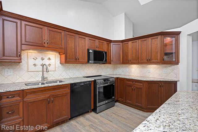 7332 Meadowridge Circle, West Bloomfield, MI 48322