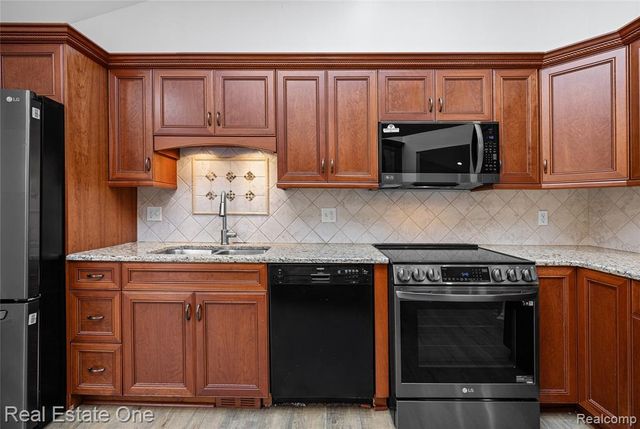 7332 Meadowridge Circle, West Bloomfield, MI 48322