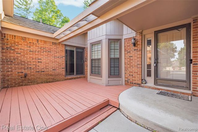 7332 Meadowridge Circle, West Bloomfield, MI 48322
