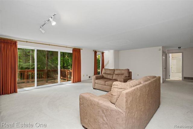 7332 Meadowridge Circle, West Bloomfield, MI 48322