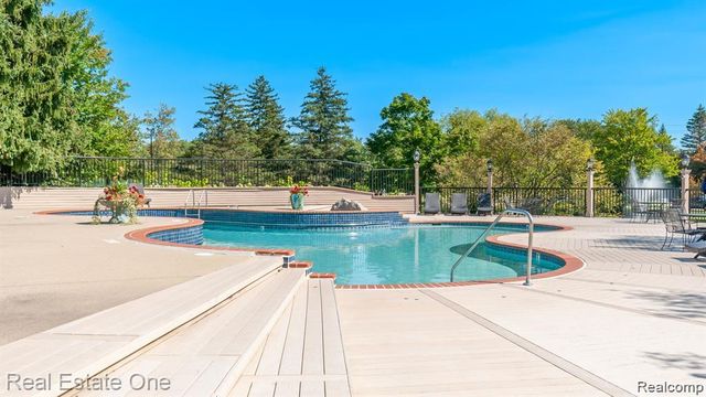 7332 Meadowridge Circle, West Bloomfield, MI 48322