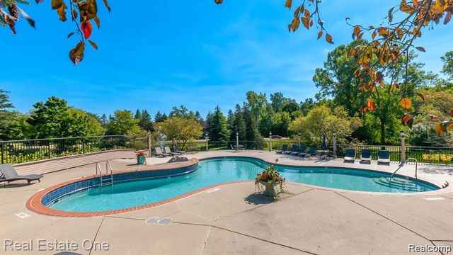 7332 Meadowridge Circle, West Bloomfield, MI 48322