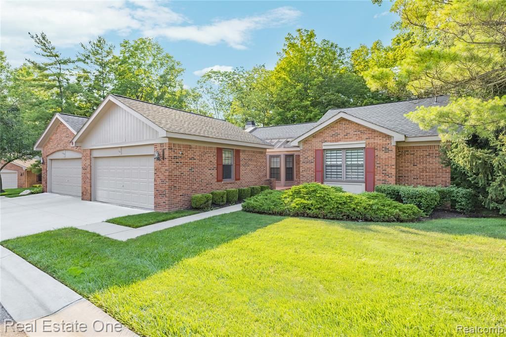7332 Meadowridge Circle, West Bloomfield, MI 48322