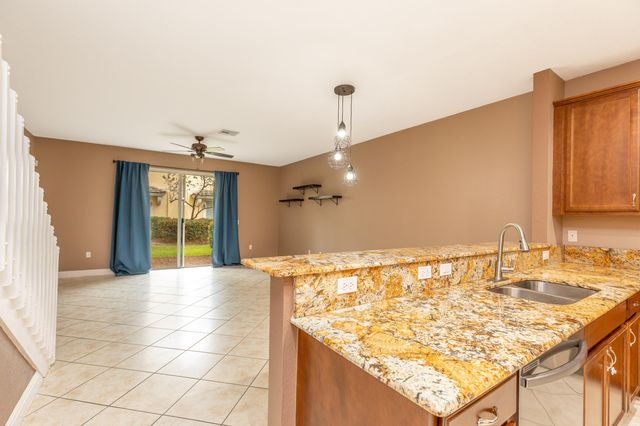 7782 Paddock Place, Davie, FL 33328