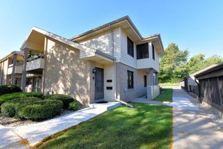 1591 S Carriage LANE #12, New Berlin, WI 53151