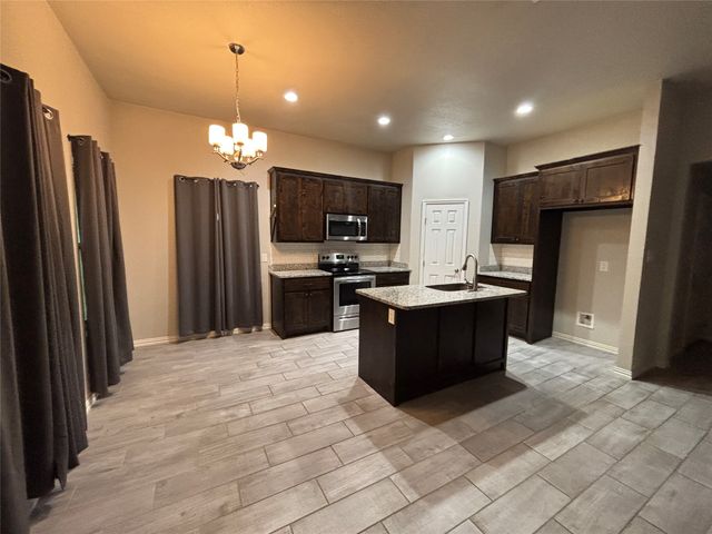 621 N Avenue B, Springtown, TX 76082