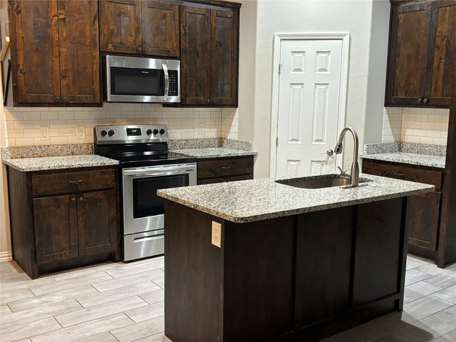 621 N Avenue B, Springtown, TX 76082