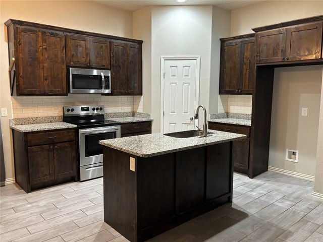 621 N Avenue B, Springtown, TX 76082