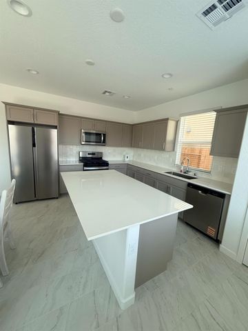 1164 Ponderosa Way, Madera, CA 93636