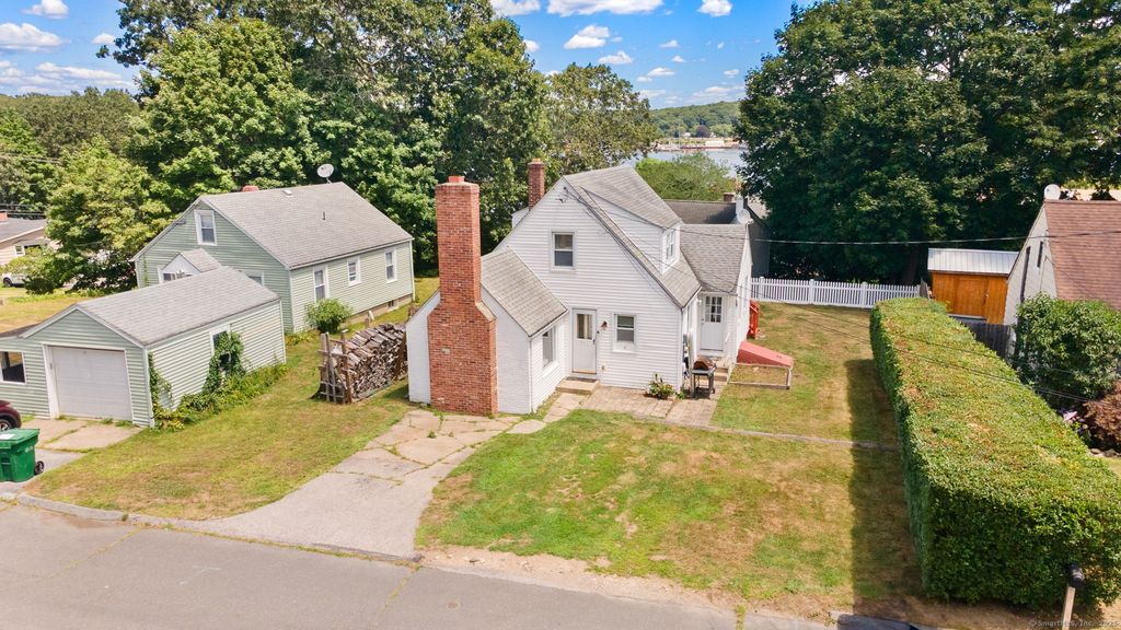 4 Riverview Place, Waterford, CT 06375