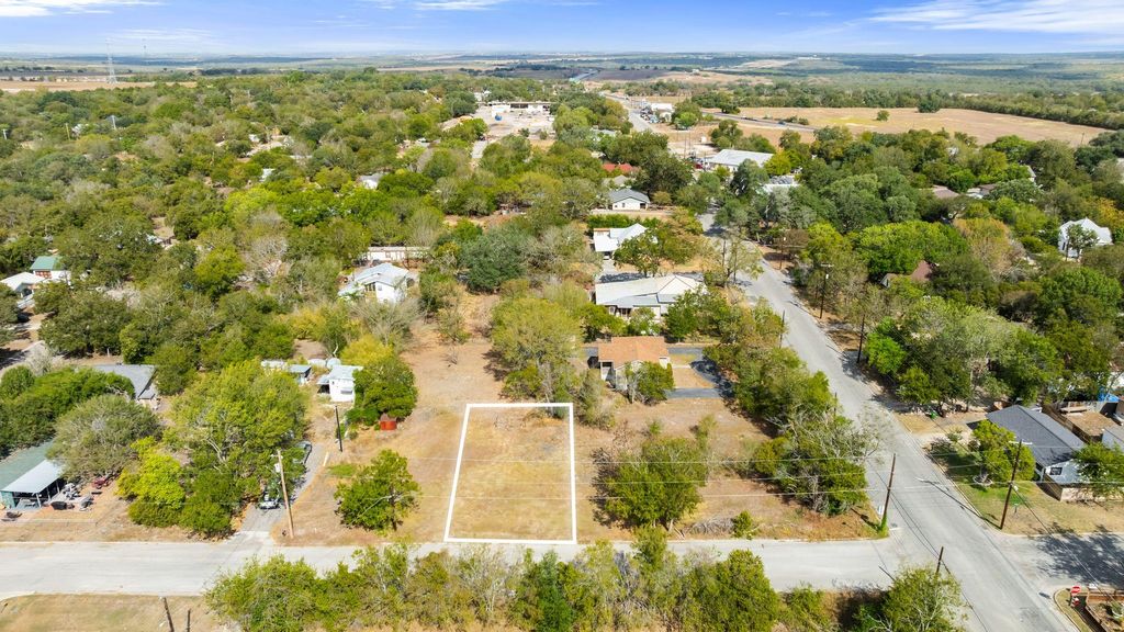 315 W Olive ST, Lockhart, TX 78644