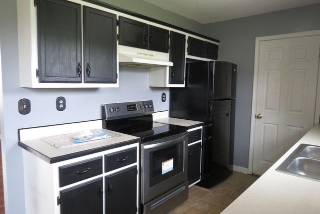 200 Rusty Dr, Oak Grove, KY 42262