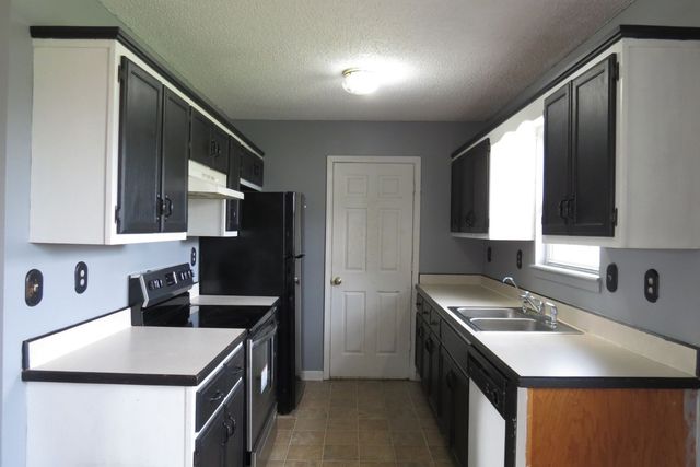 200 Rusty Dr, Oak Grove, KY 42262