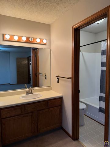 6316 SW 27th ST, Topeka, KS 66614