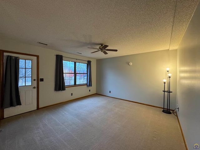 6316 SW 27th ST, Topeka, KS 66614