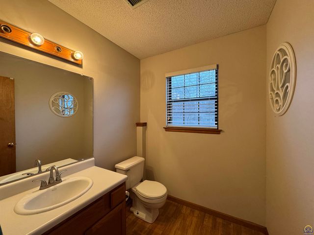 6316 SW 27th ST, Topeka, KS 66614