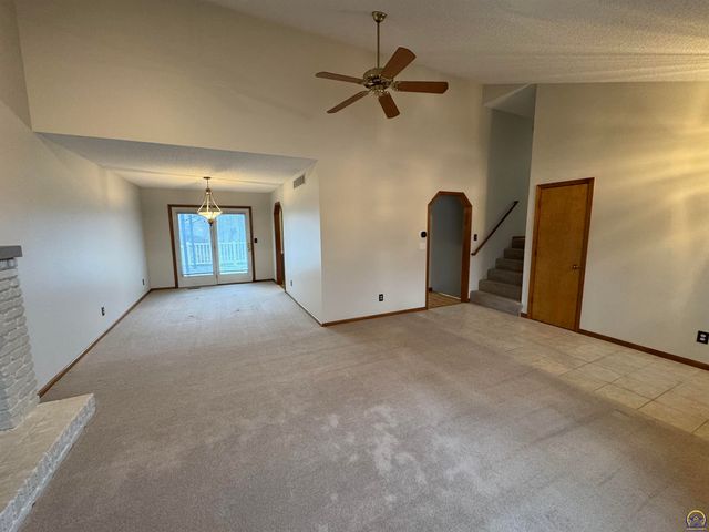 6316 SW 27th ST, Topeka, KS 66614