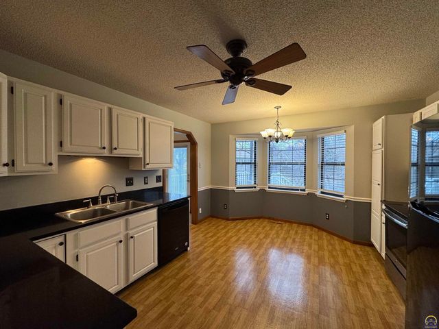 6316 SW 27th ST, Topeka, KS 66614