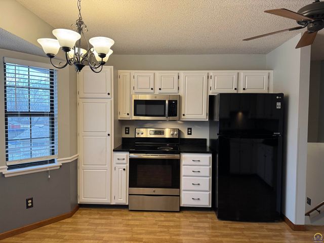 6316 SW 27th ST, Topeka, KS 66614