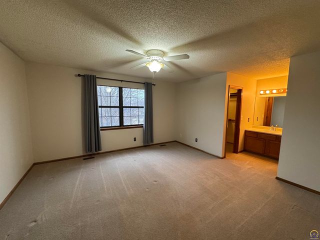 6316 SW 27th ST, Topeka, KS 66614