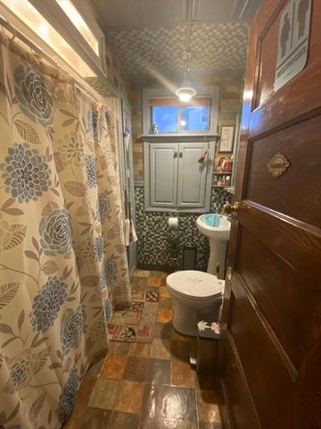 521 Liberty St, Springfield, MA 01104