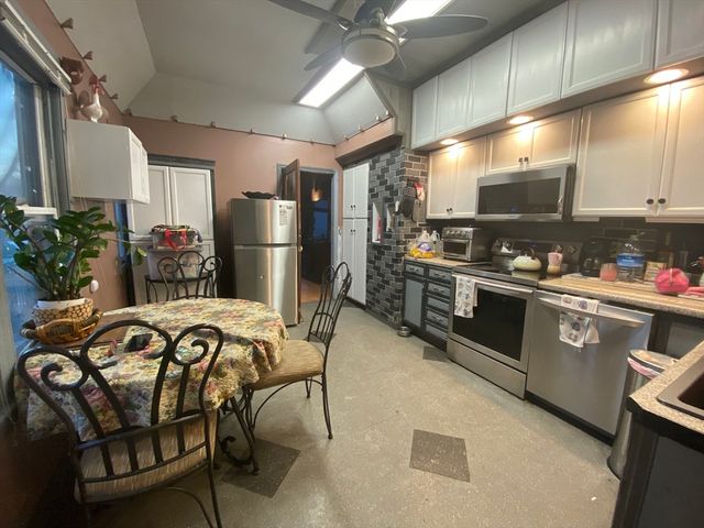 521 Liberty St, Springfield, MA 01104