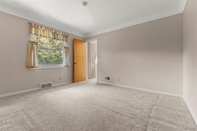 25429 Graceland Circle, Dearborn Heights, MI 48125