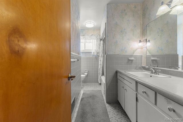 25429 Graceland Circle, Dearborn Heights, MI 48125