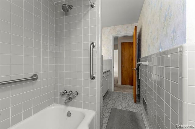 25429 Graceland Circle, Dearborn Heights, MI 48125
