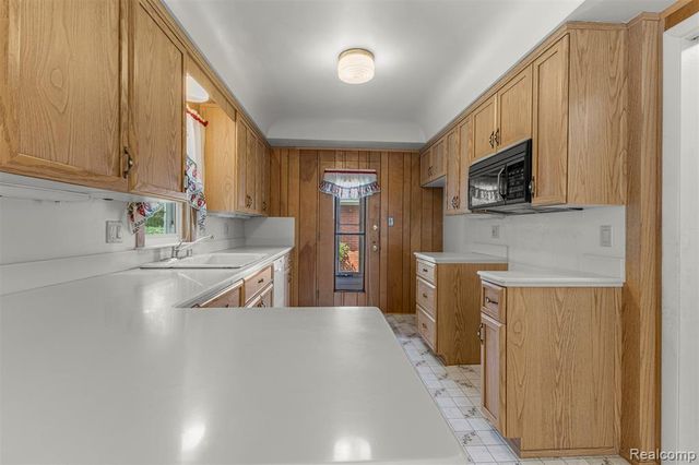 25429 Graceland Circle, Dearborn Heights, MI 48125
