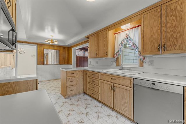 25429 Graceland Circle, Dearborn Heights, MI 48125