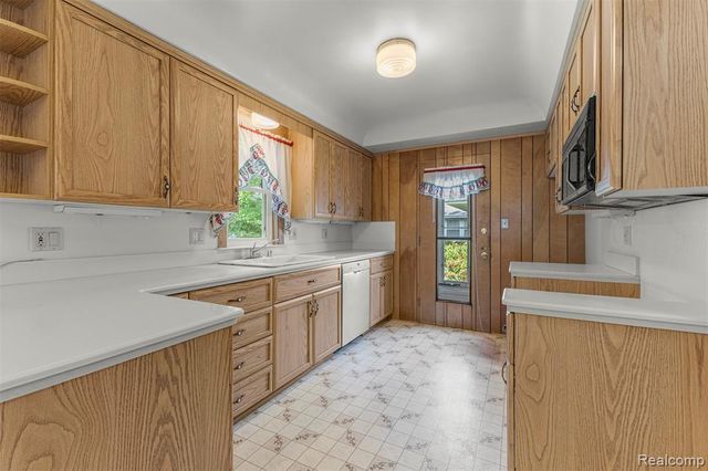 25429 Graceland Circle, Dearborn Heights, MI 48125
