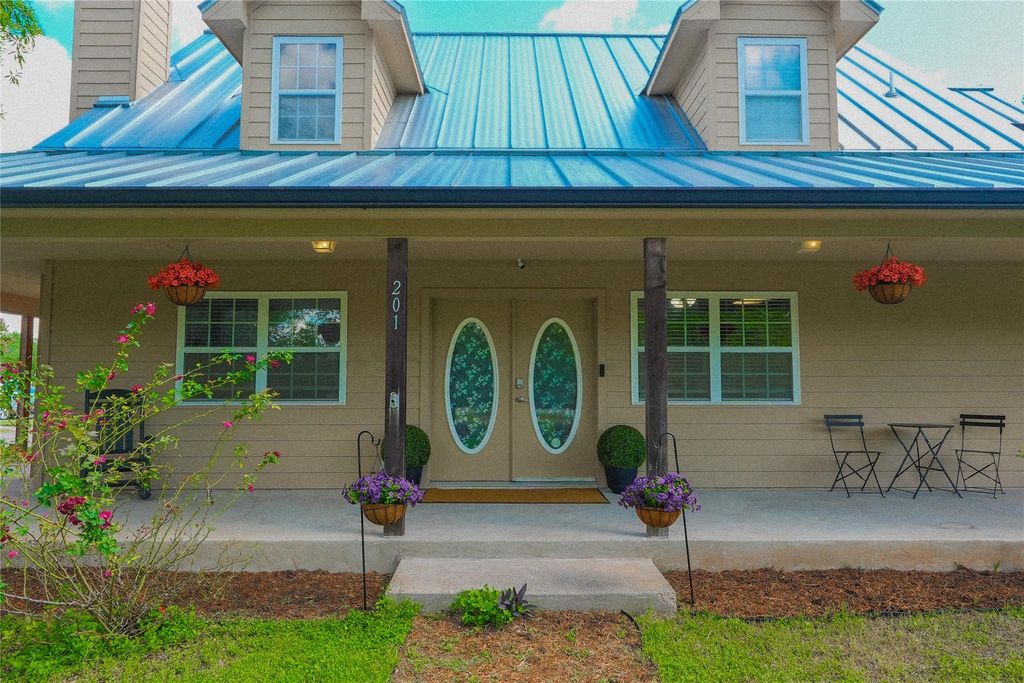 201 E Eggleston ST, Manor, TX 78653