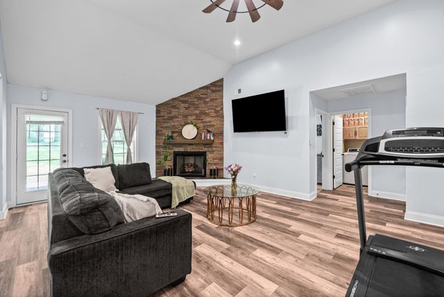 1691 Hugh Hunter Rd, Oak Grove, KY 42262