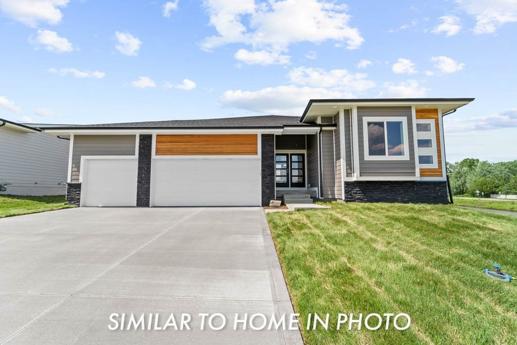 17815 Hickory Drive, Urbandale, IA 50323