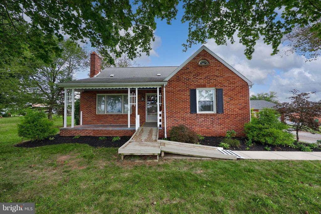720 SINKING SPRINGS LN, York, PA 17404