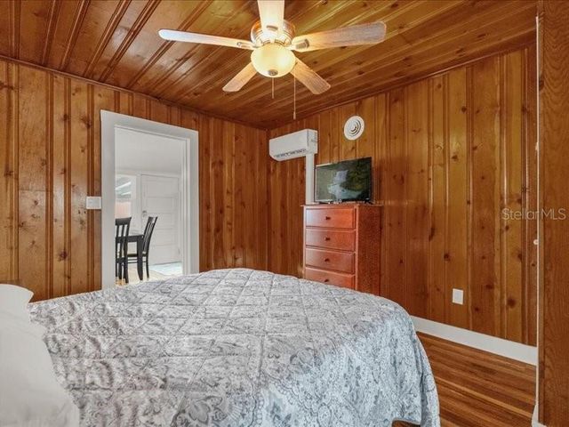 1214 E CAROLINE STREET, Tavares, FL 32778