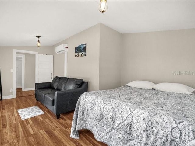 1214 E CAROLINE STREET, Tavares, FL 32778