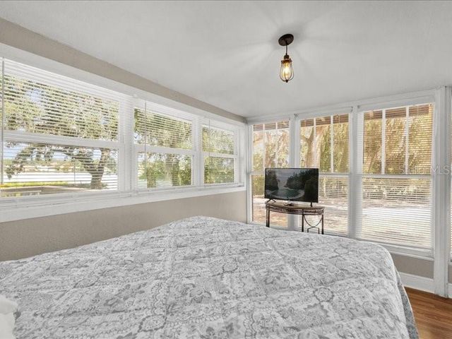 1214 E CAROLINE STREET, Tavares, FL 32778