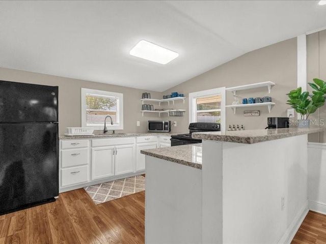 1214 E CAROLINE STREET, Tavares, FL 32778