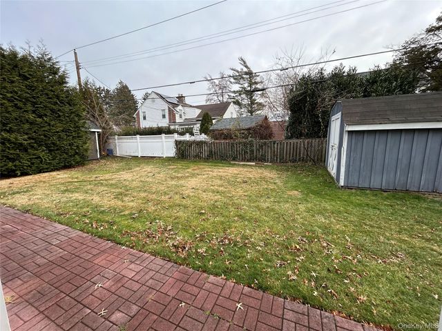 22 Andover Lane, Manhasset, NY 11030