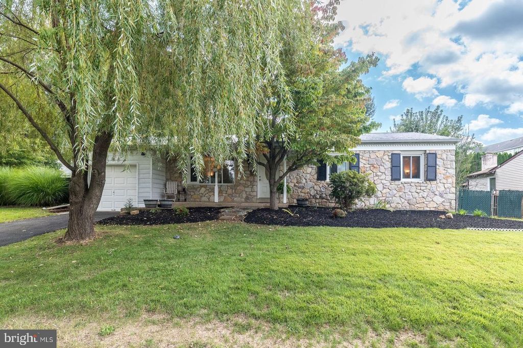 1331 CLOVER LN, FEASTERVILLE TREVOSE, PA 19053 — exterior