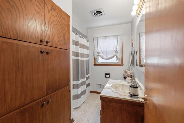 2468 S 61st STREET, West Allis, WI 53219