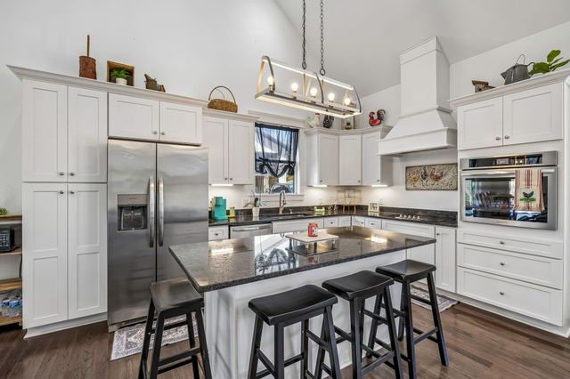 1602 White Oak Rd, Stewart, TN 37175