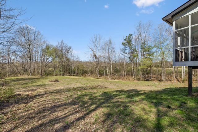 1602 White Oak Rd, Stewart, TN 37175