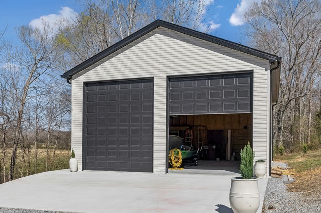 1602 White Oak Rd, Stewart, TN 37175