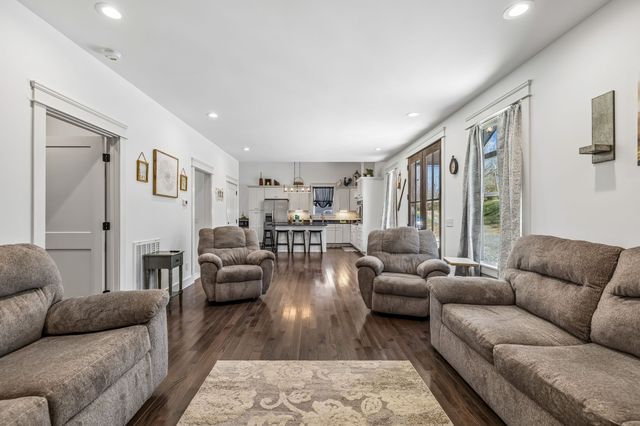 1602 White Oak Rd, Stewart, TN 37175