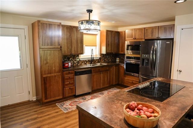 10693 Snavely Road, Elm Springs, AR 72762